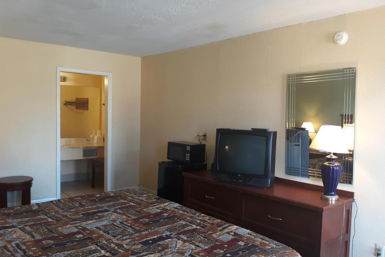 Rest Inn - Extended Stay, I-40 Airport, Wedding & Event Center Amarillo Bagian luar foto