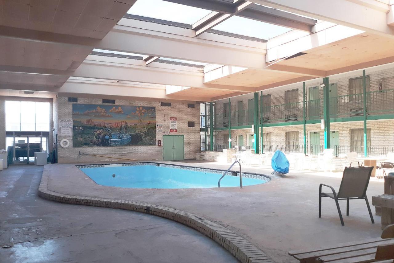 Rest Inn - Extended Stay, I-40 Airport, Wedding & Event Center Amarillo Bagian luar foto