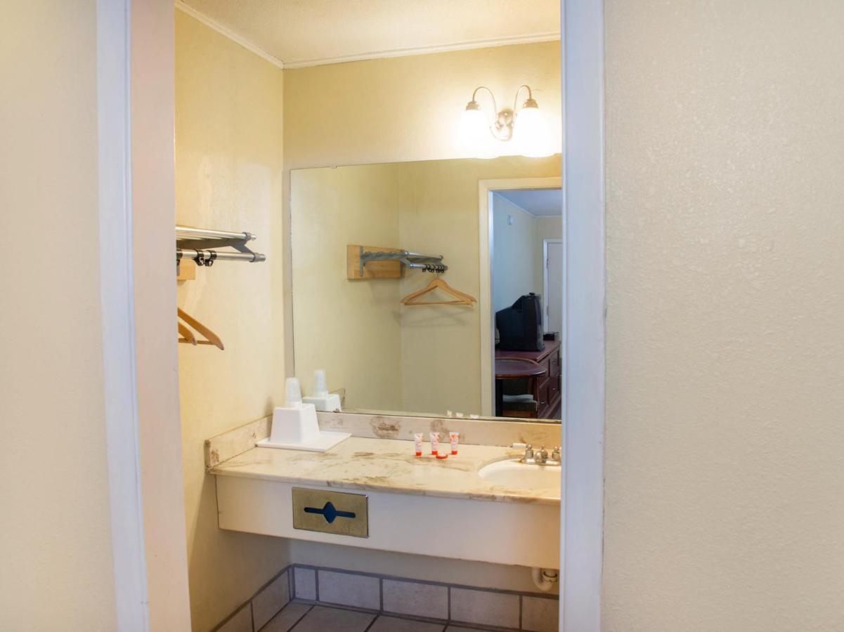 Rest Inn - Extended Stay, I-40 Airport, Wedding & Event Center Amarillo Bagian luar foto